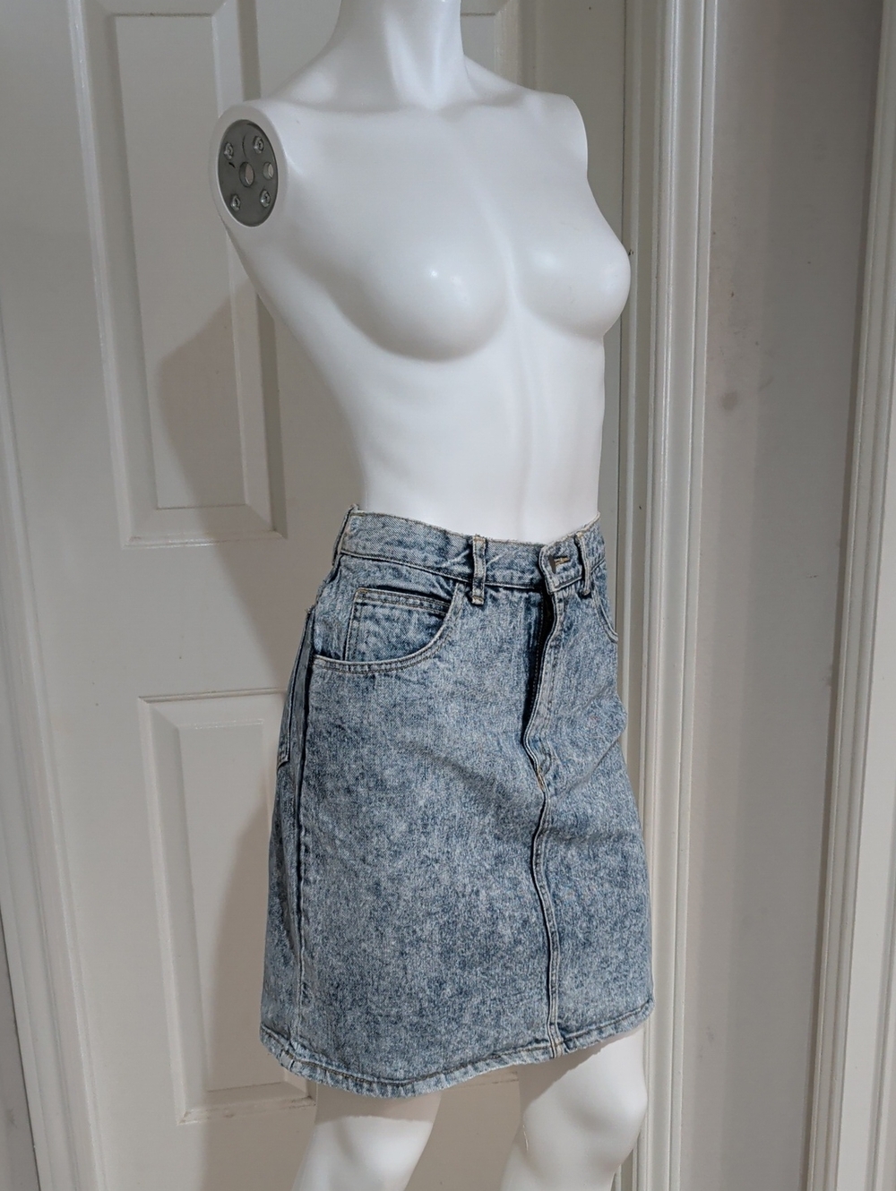 1986 Guess By Georges Merciano Acid-Wash Light Blue Denim Mini Skirt Vintage 29